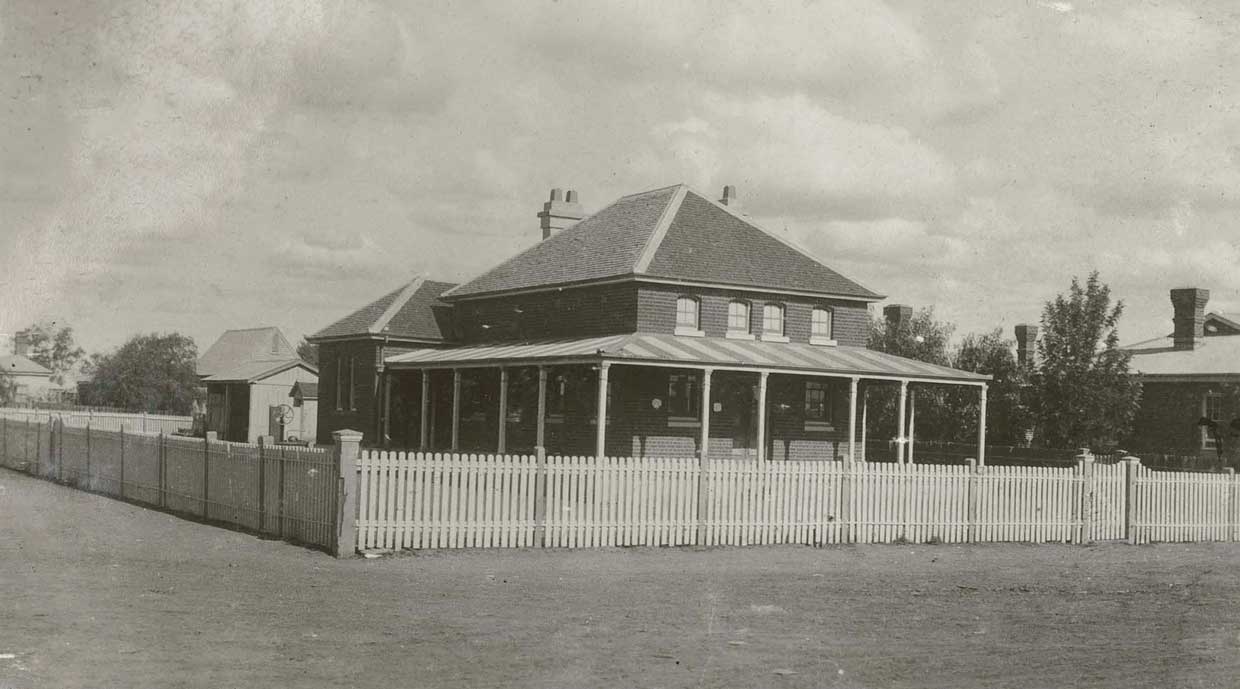 Wee Waa (formerly Gilchrist’s Station) courthouse, built 1879. Photo ID: SRNSW 4346_a020_ a020000086.jpg 