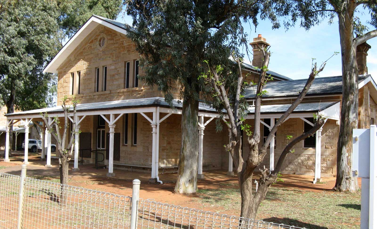Wilcannia courthouse, completed 1881 of locally quarried sandstone. Designed by NSW Colonial Architect, James Barnet. Pho¬to: Peter de Waal