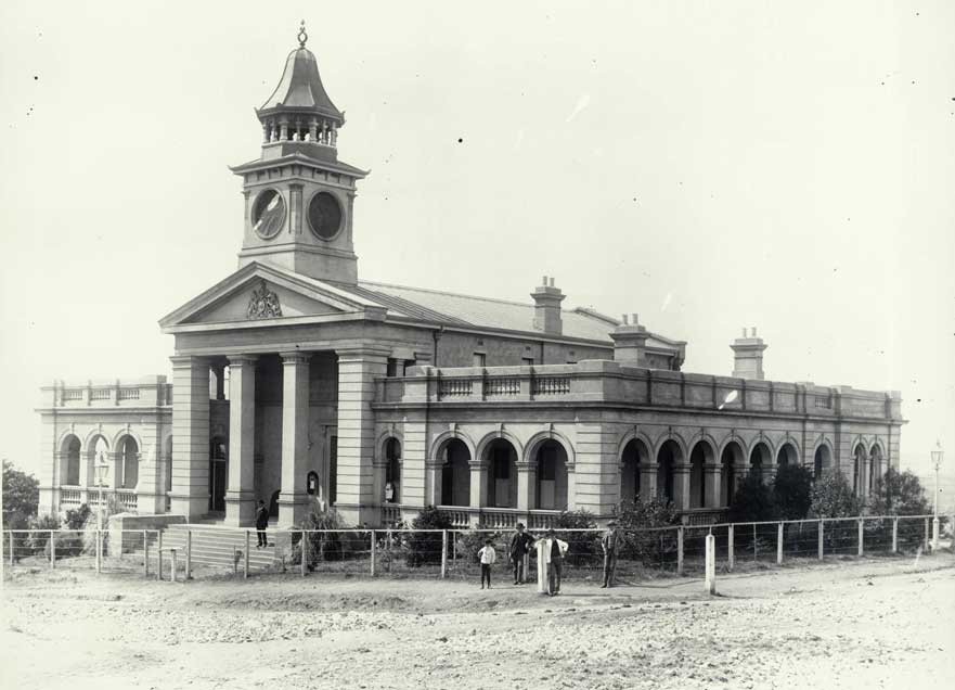 Wollongong courthouse, opened 3 Nov 1885, without clock. Photo ID: SRNSW 4481_a026_000530.jpg