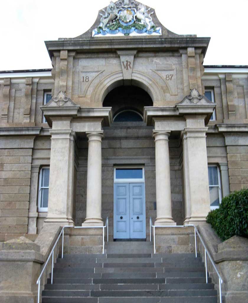 Cooma courthouse main entrance. Photo: Peter de Waal