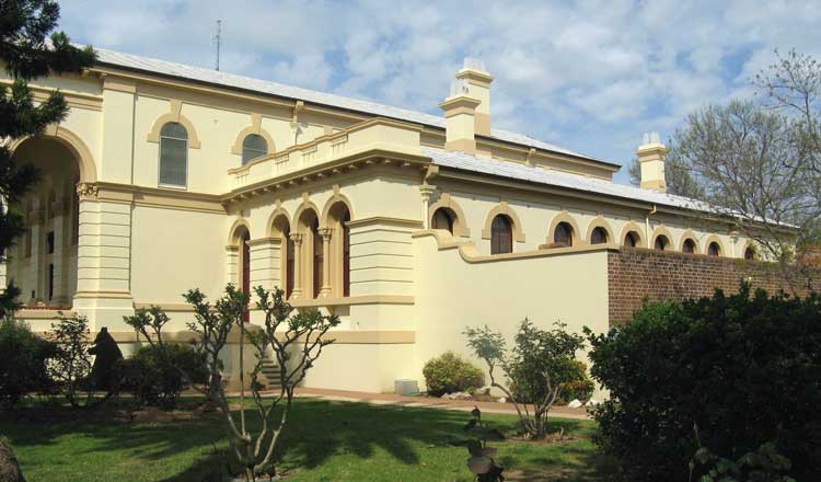 Dubbo courthouse side view. Photo: Peter de Waal