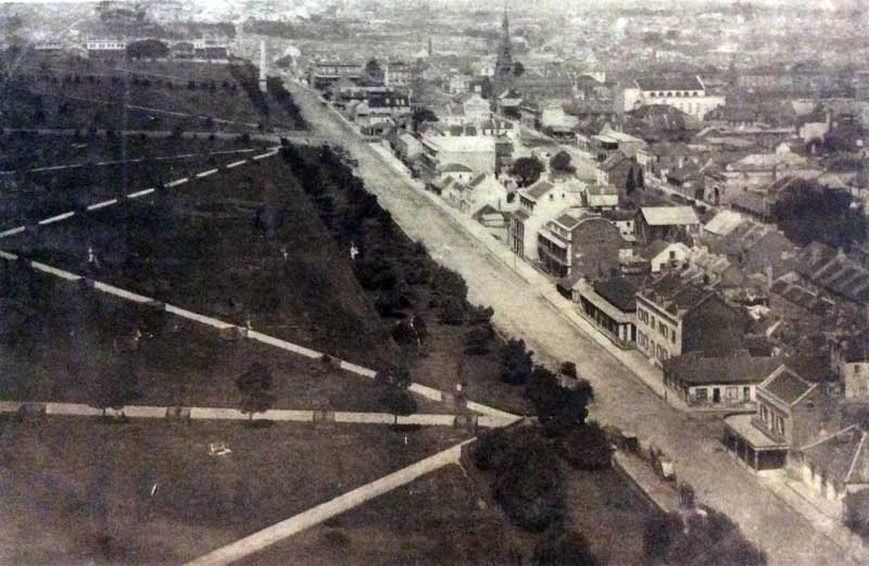Panoramic view of Hyde Park, c. 1880, from St James’ spire. On the right is portion of David Jones’ site. The obelisk towards end of park is a replica of Cleopatra’s Needle but owing to its utilitarian purpose it has been nicknamed “The Scent bottle”. Image: NSW State Library PXA 2113, box 56. Reproduction: Peter de Waal