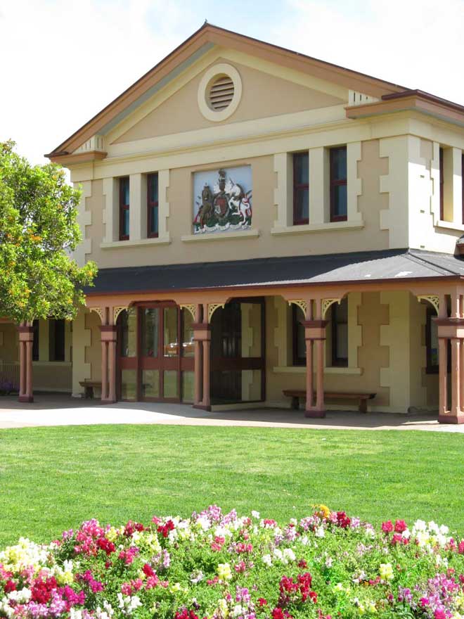 Broken Hill courthouse, opened 6 Jan 1890. Photo: Peter de Waal