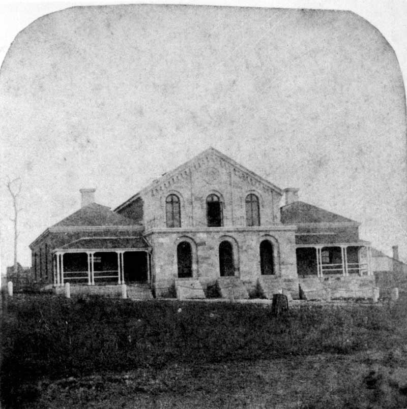 Ipswich courthouse, Queensland, c. 1860. Image: Queens- land State Library collection. Reproduction: Peter de Waal