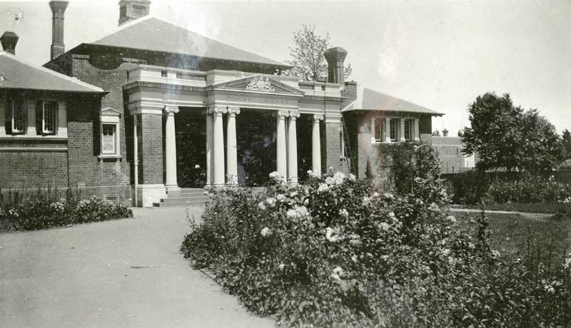 Cootamundra courthouse, opened 13 Nov 1903, photo 26 Oct 1936. Photo ID: SRNSW 4346 _a020_a020000303.jpg Cootamundra courthouse, opened 13 Nov 1903, photo 26 Oct 1936. Photo ID: SRNSW 4346 _a020_a020000303.jpg