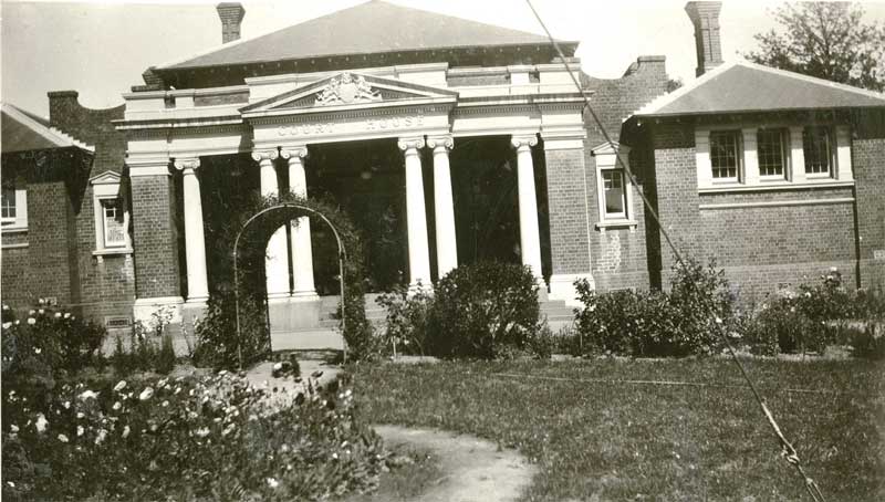 Cootamundra courthouse, photo 26 Oct 1936. Photo ID: SRNSW 4346_a020_a020000304.jpg Cootamundra courthouse, photo 26 Oct 1936. Photo ID: SRNSW 4346_a020_a020000304.jpg