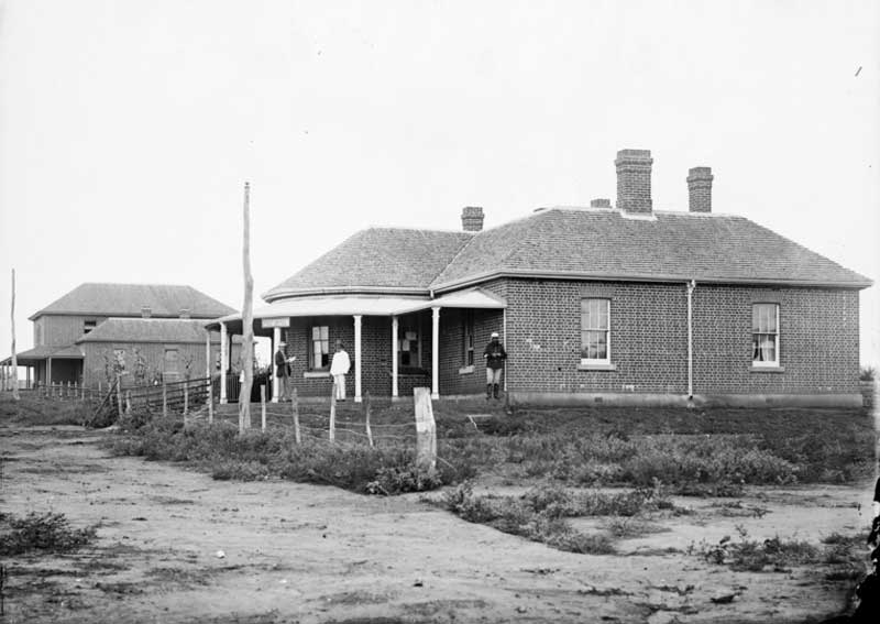 Wellington Courthouse, left, and Post Office, right, 1870-75. Image: NSW State Library collection. Reproduction: Peter de Waal Wellington Courthouse, left, and Post Office, right, 1870-75. Image: NSW State Library collection. Reproduction: Peter de Waal
