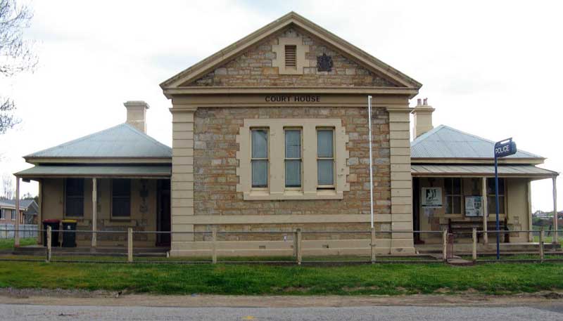 Molong courthouse, built 1862. Photo: Peter de Waal Molong courthouse, built 1862. Photo: Peter de Waal