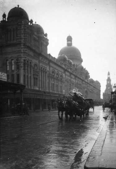 Queen Victoria Market, York Street looking towards Sydney Town Hall, c. 1897. Image: NSW State Library col- lection. Reproduction: Peter de Waal