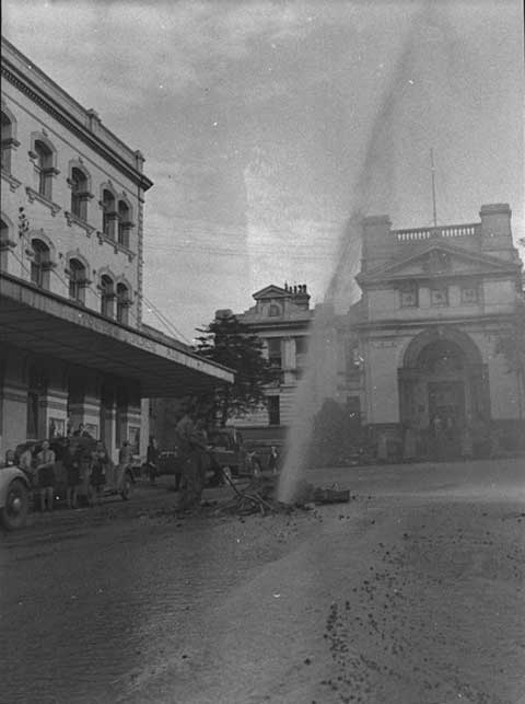 Watt Street, Newcastle, water-spout, looking towards courthouse, 7 May 1954. Image: NSW State Library collection. Reproduction: Peter de Waal