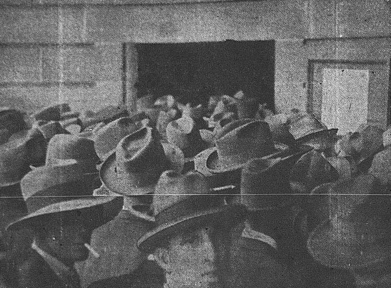 A sea of hats at one of the entrances to Darling hurst Court. Image: Truth, (Syd, NSW), Sun 28 Nov 1926, p. 13. Reproduction: Peter de Waal