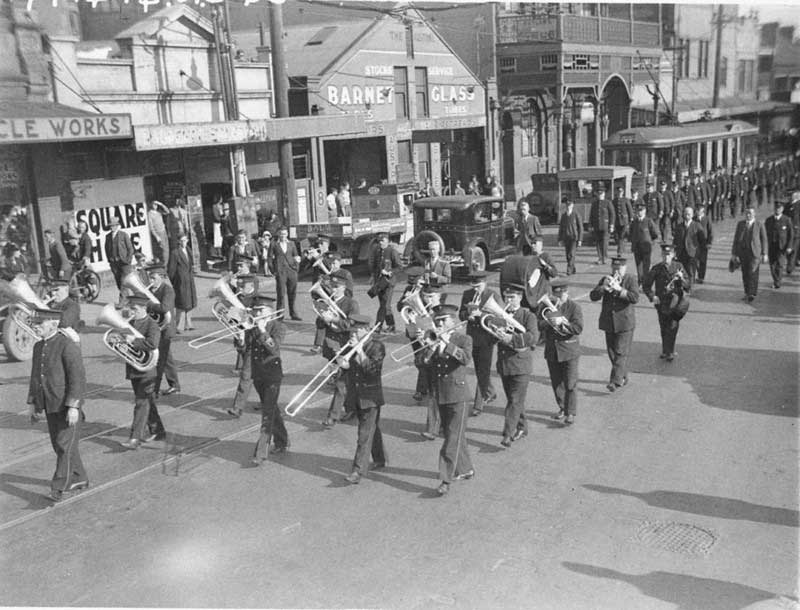 Tramwayman’s funeral, King Street, Newtown, c. 1934. Image: NSW State Library collection. Reproduction: Peter de Waal