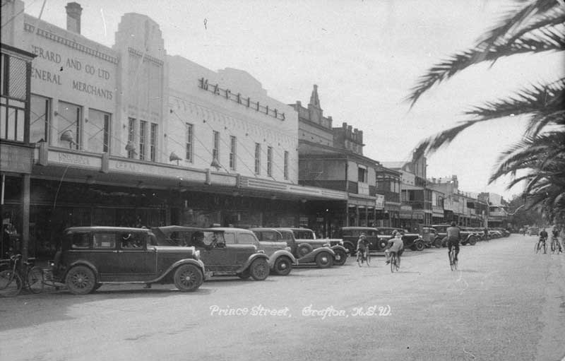 View along Prince Street, Grafton – showing parked cars, c. 1939. Image: NSW State Library collection. Reproduction: Peter de Waal